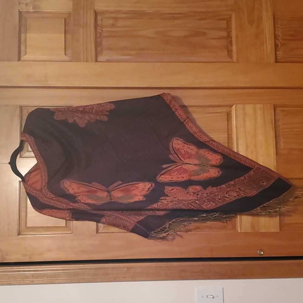 Beautiful cover up, can be worn many different ways, even converts into a scarf.